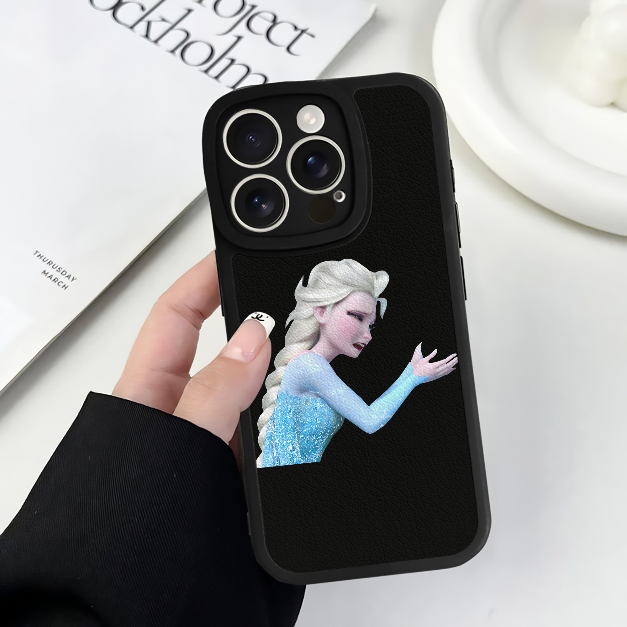 （画像用） アナと雪の女王 アンナ エルサ Frozen Anna Elsa 【iPhone 16シリーズ対応】シリコンスマホケース（レザー調） 材質：シリコン